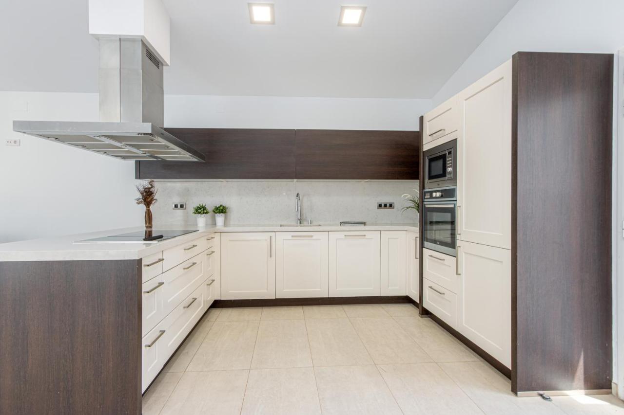 Goldhome - New House With Private Heated Pool, Parking, Wifi, Games Room 엠푸리아브라바 외부 사진