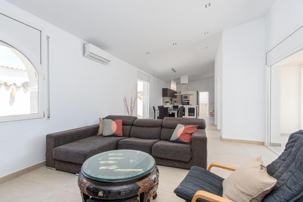 Goldhome - New House With Private Heated Pool, Parking, Wifi, Games Room 엠푸리아브라바 외부 사진