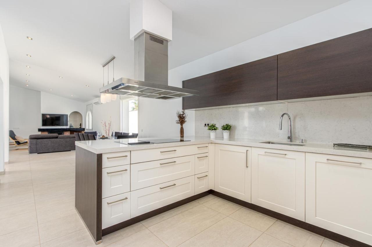 Goldhome - New House With Private Heated Pool, Parking, Wifi, Games Room 엠푸리아브라바 외부 사진